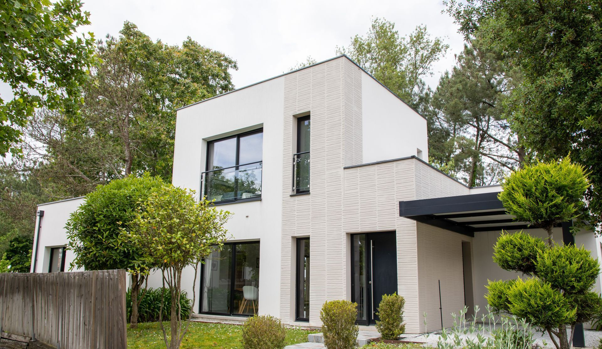 Une maison moderne avec des menuiseries en aluminium.