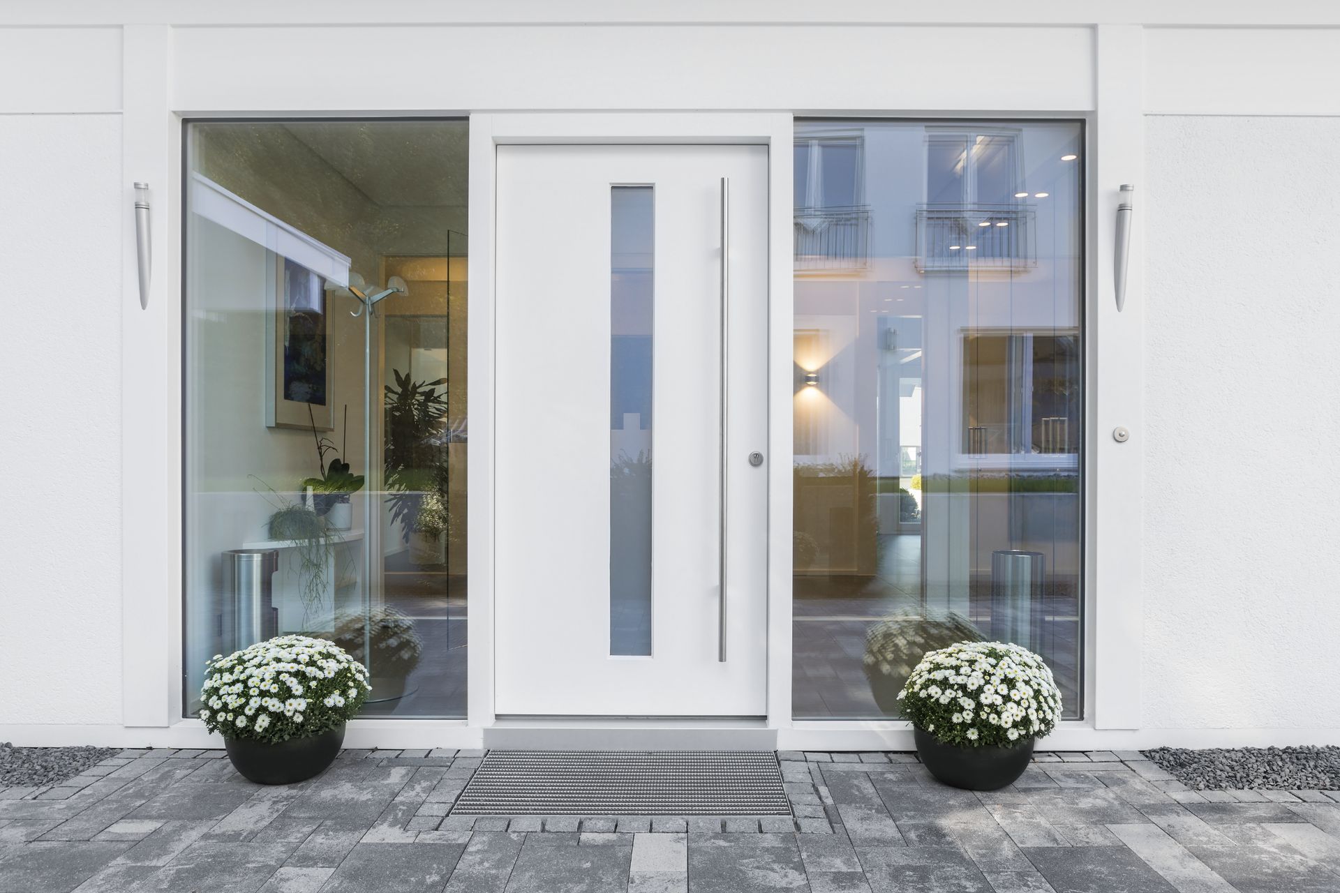 Une porte blanche moderne avec vitrage.