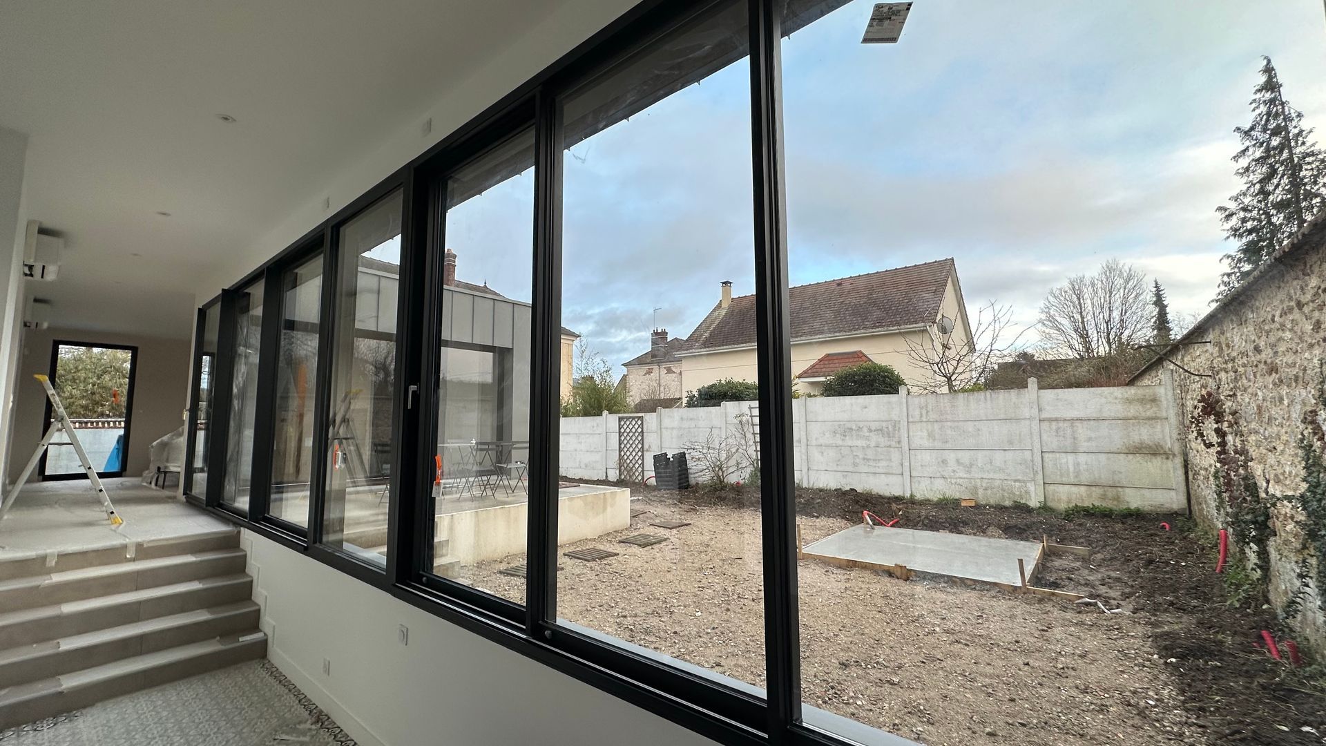 Fenêtres grande ouverture vue de l'intérieur.