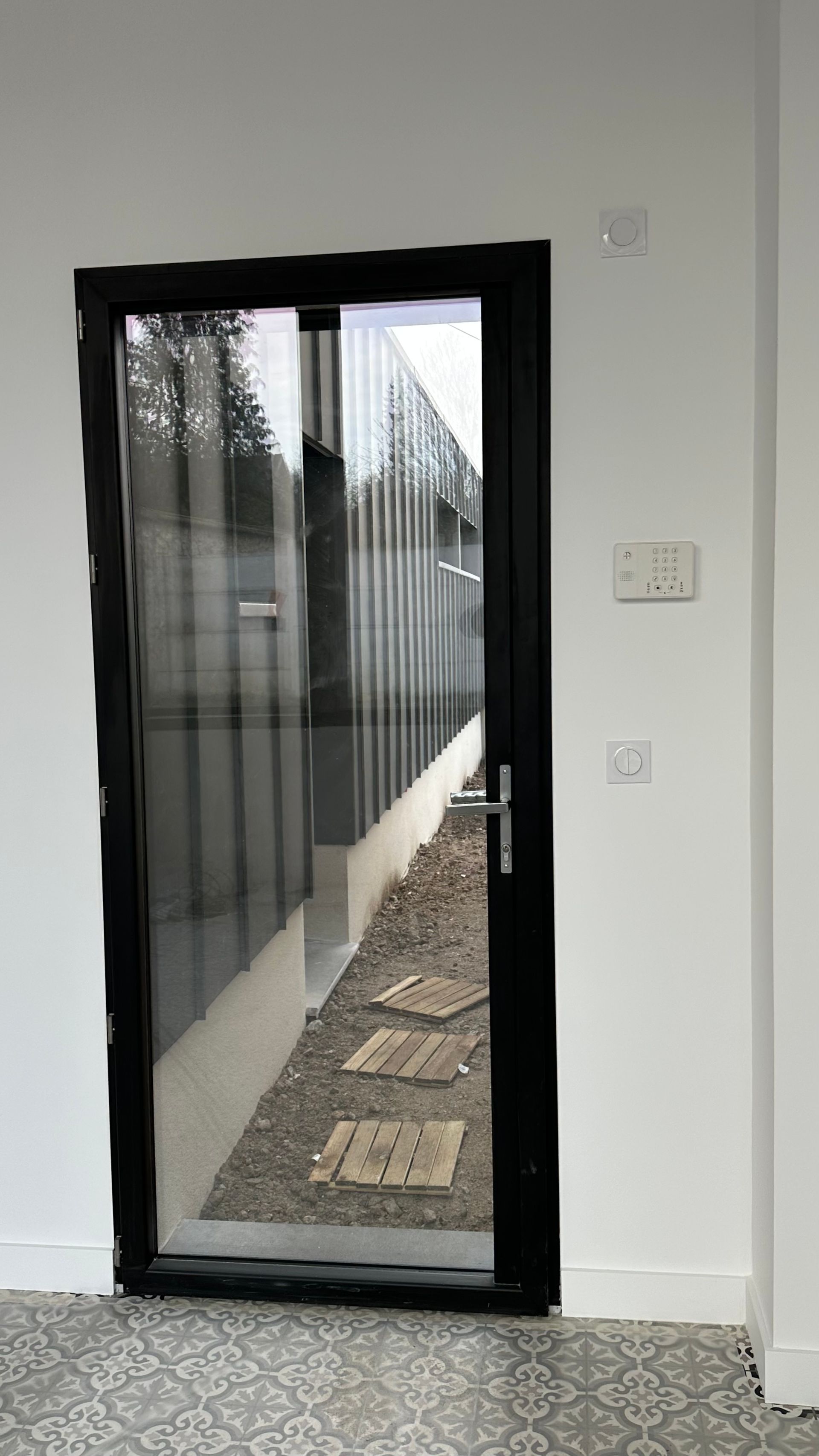 Vue sur les baies vitrées de l'intérieur d'un local.