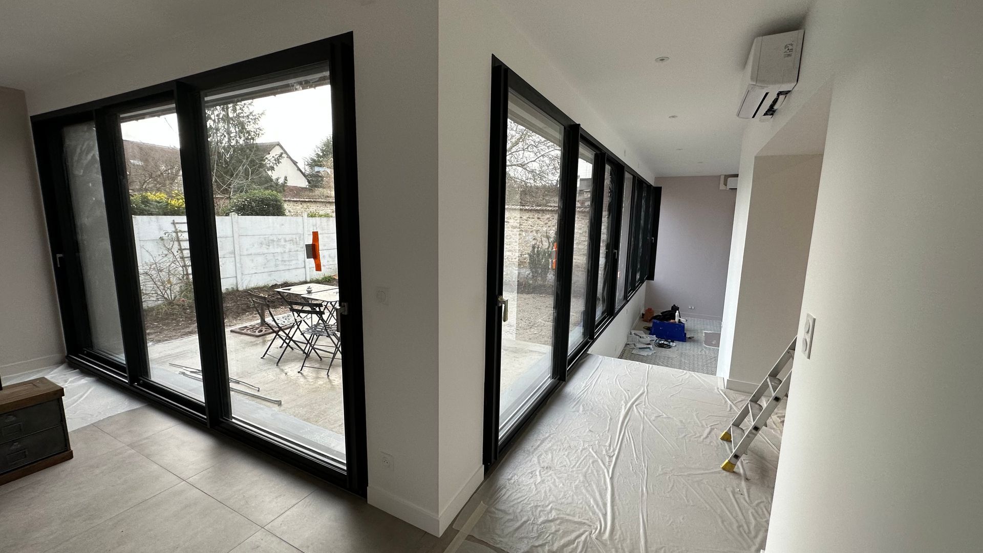 Baie vitrée en aluminium dans un bâtiment.