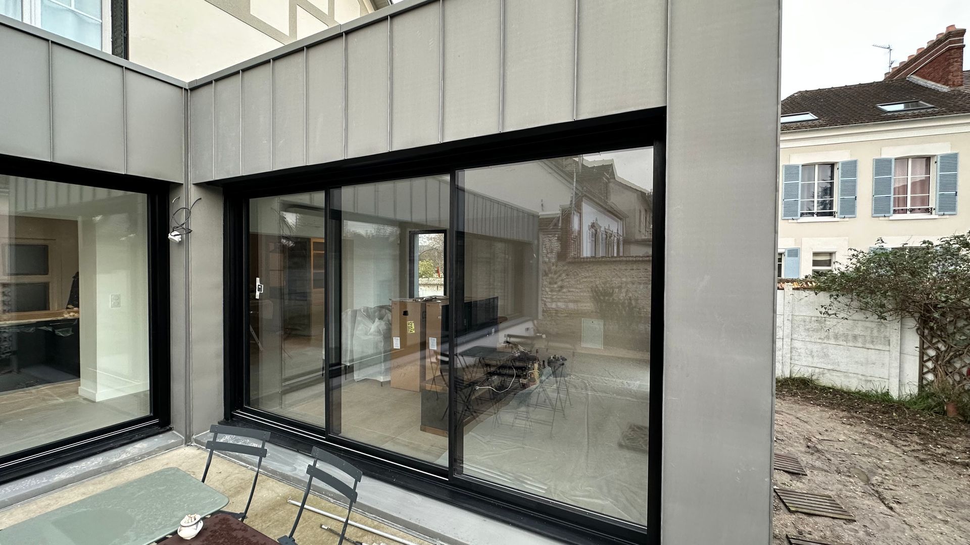 Baie vitrée en aluminium dans un bâtiment.