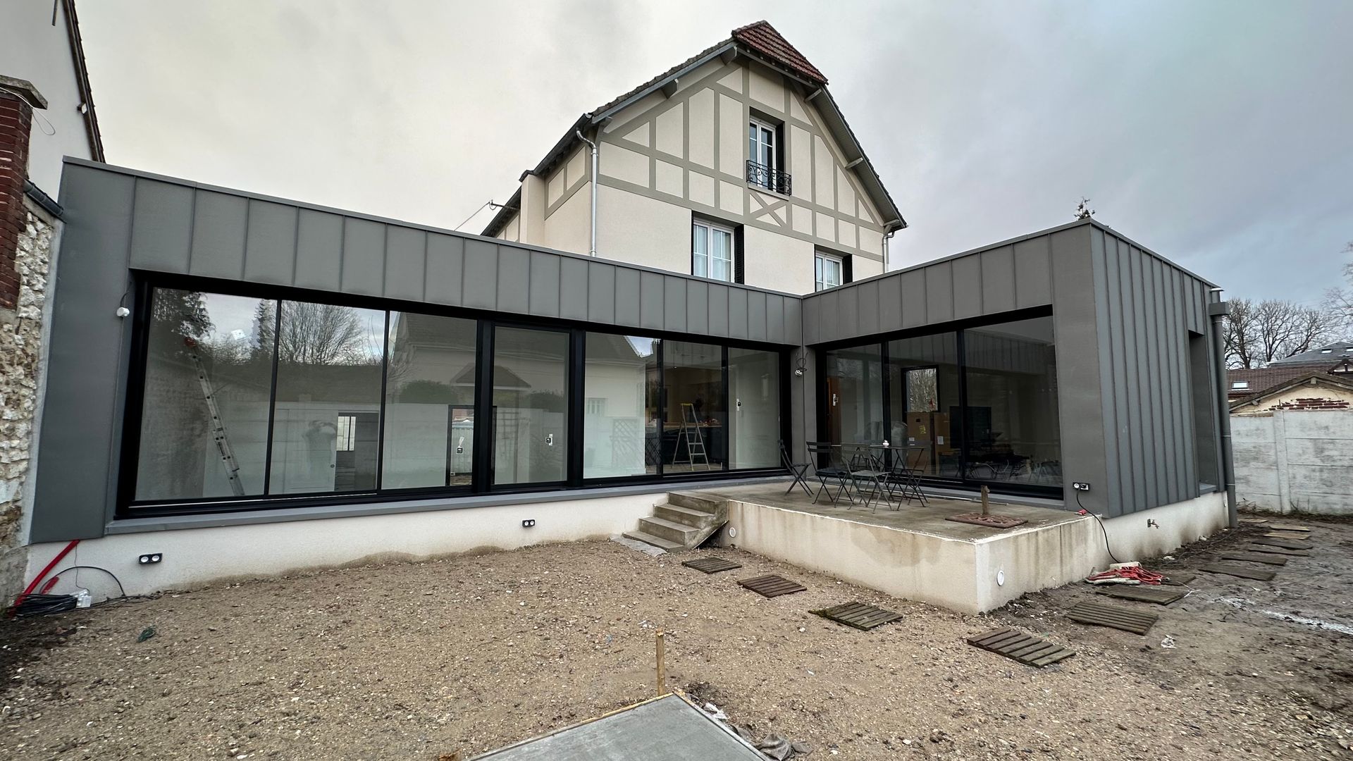 Fenêtres grand format en aluminium.