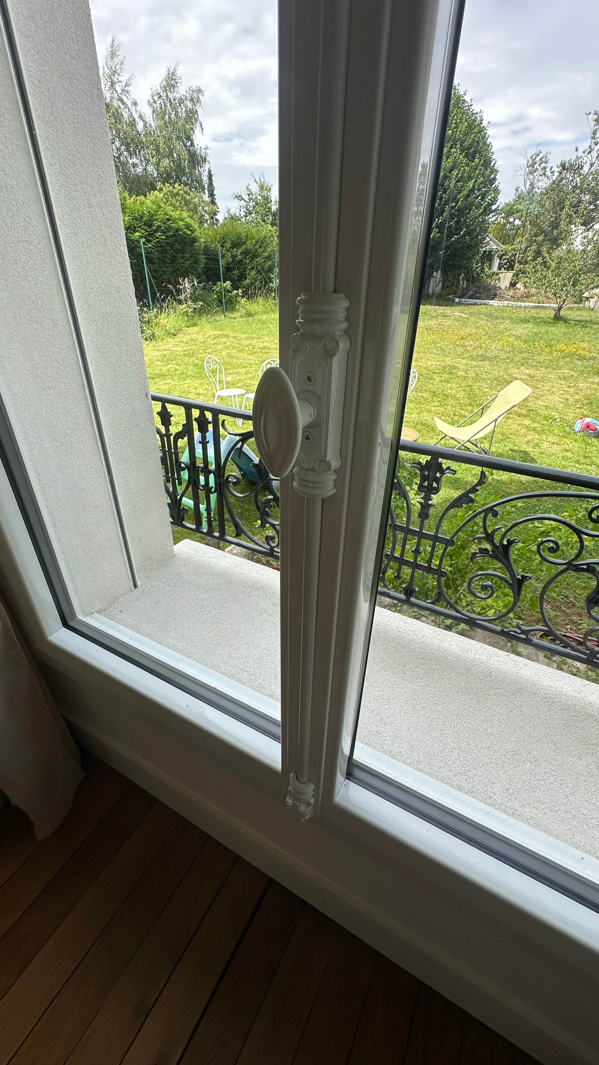 Gros plan sur la poignée de la fenêtre.