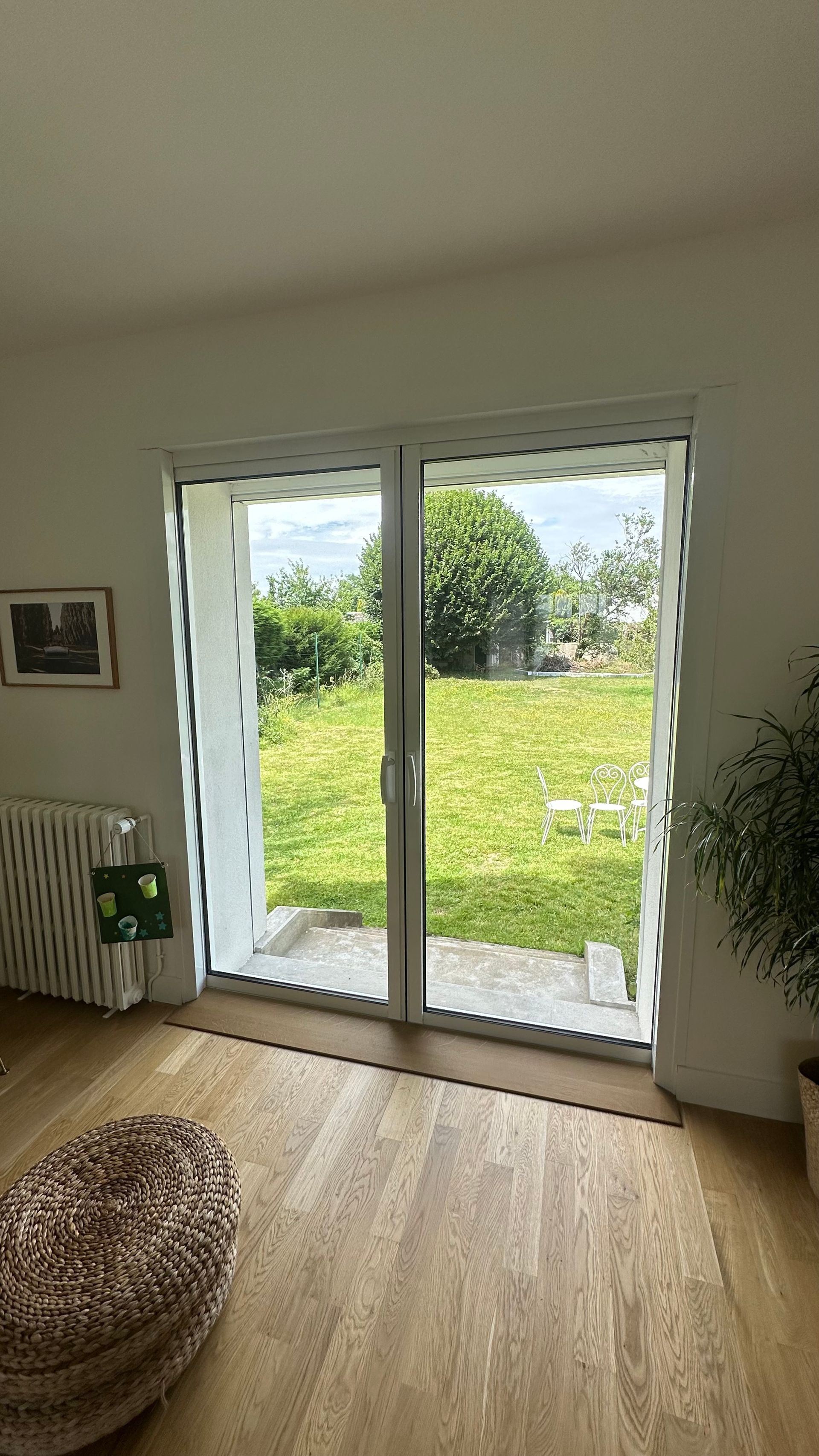 Baie vitrée coulissante fermée.