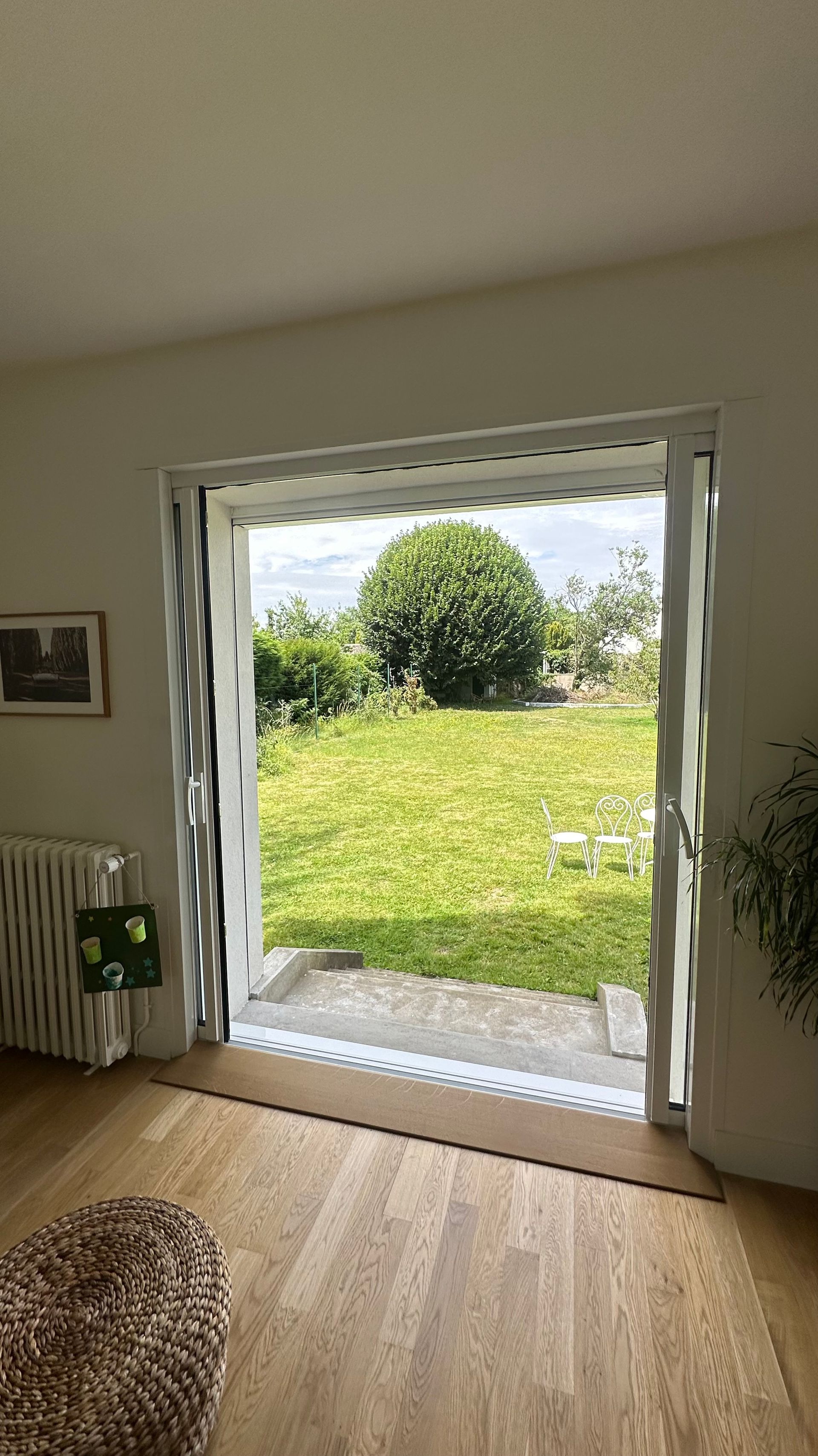 Vue ur ne fenêtre de lintérieur d'une maison.