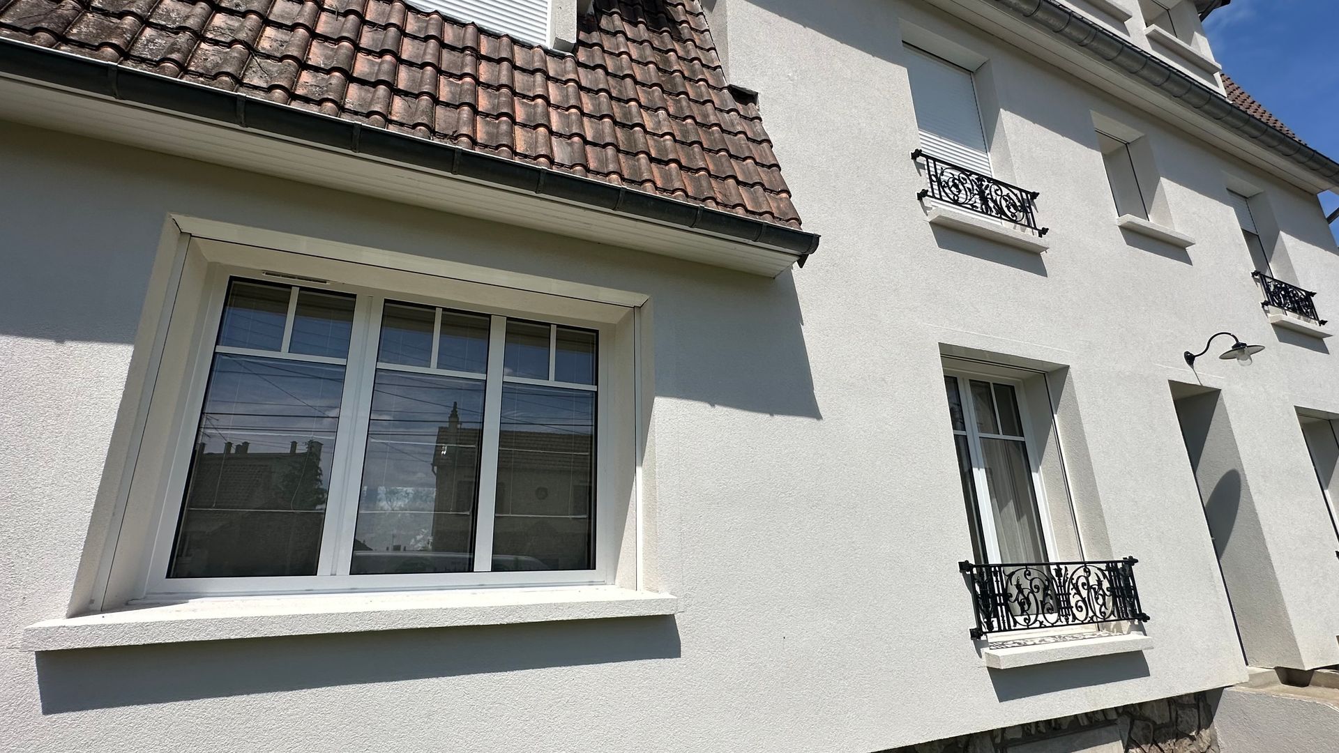 Gros plan sur une fenêtre.