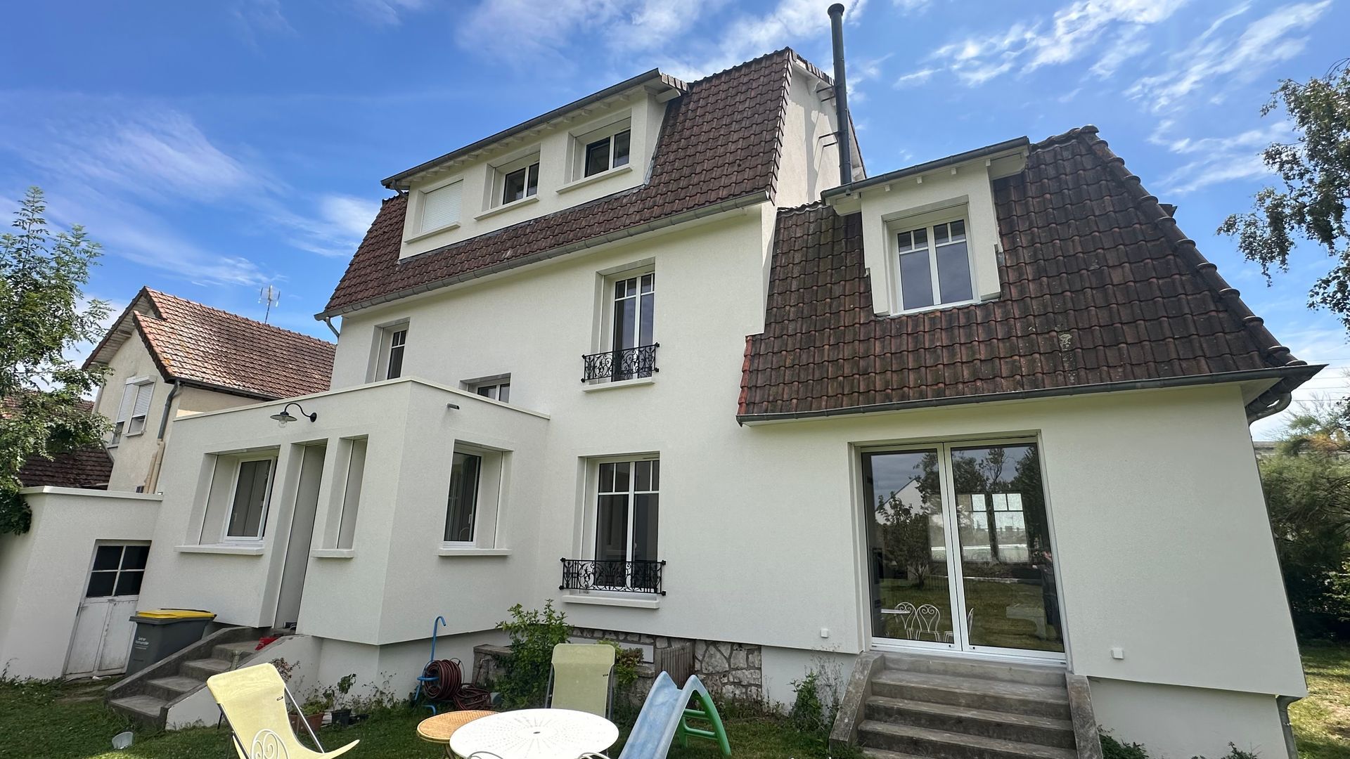 Une maison avec les menuiseries installées.