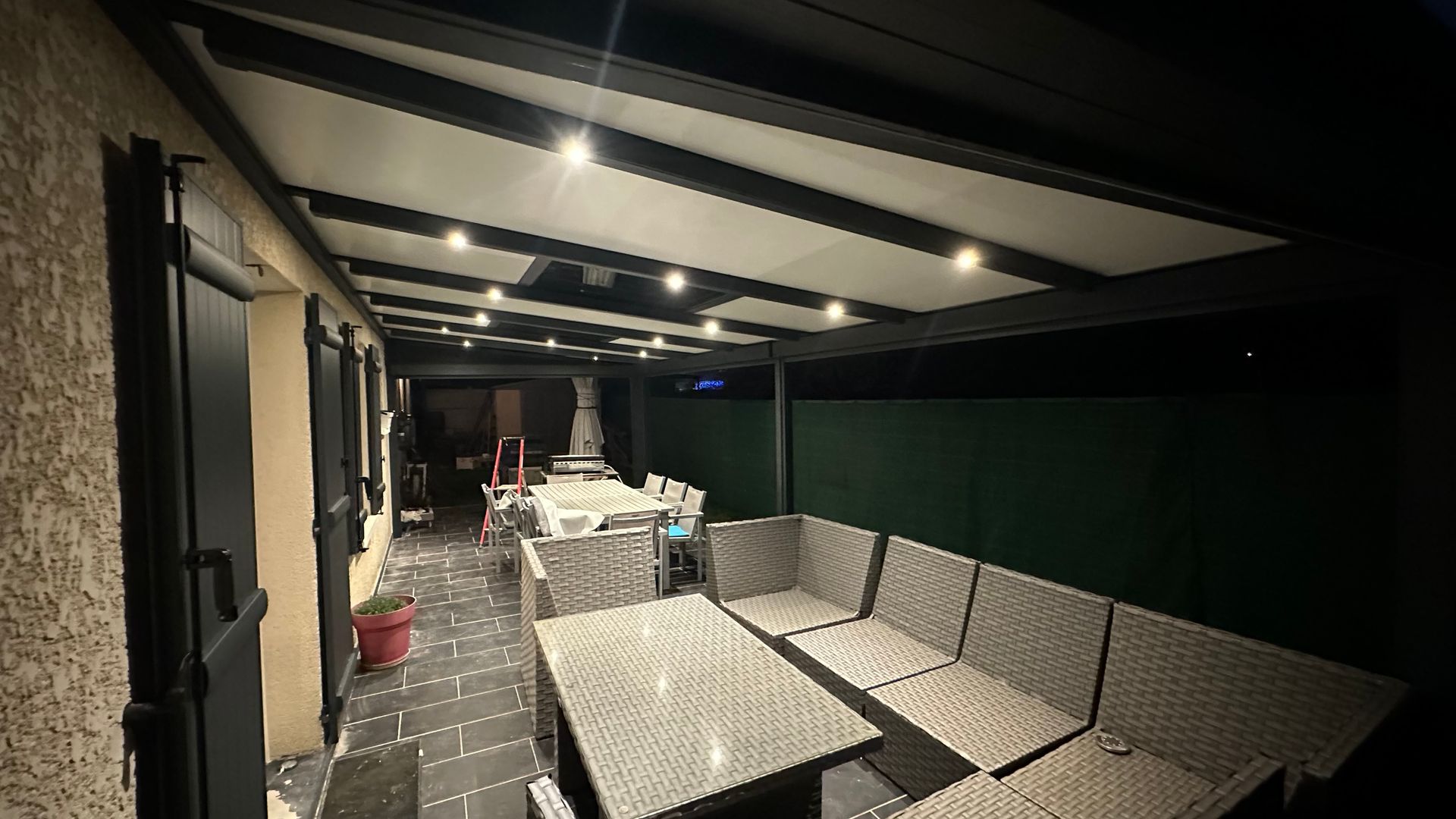 Pergola avec l'éclairage, vue de nuit.