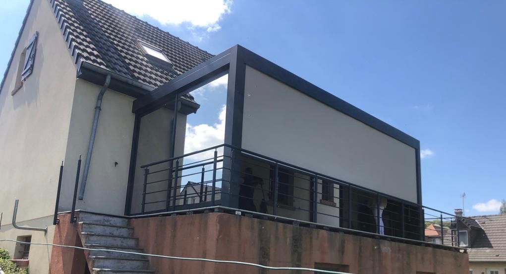 Pergola avec les parois vitrés.