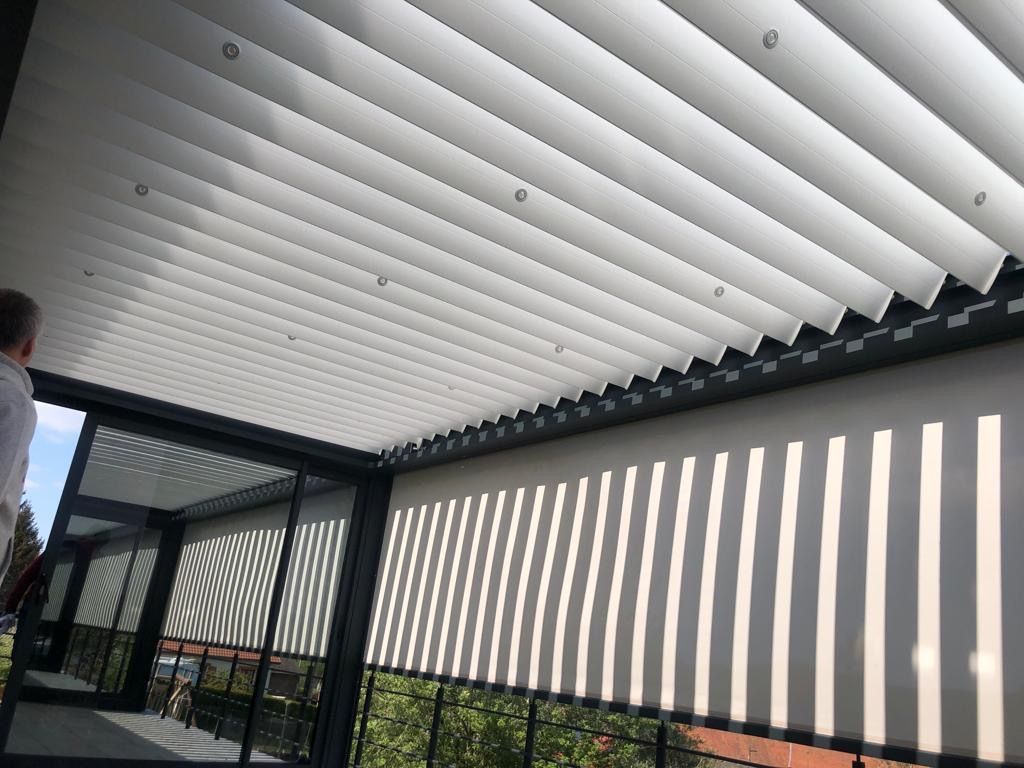 Pergola avec un store.