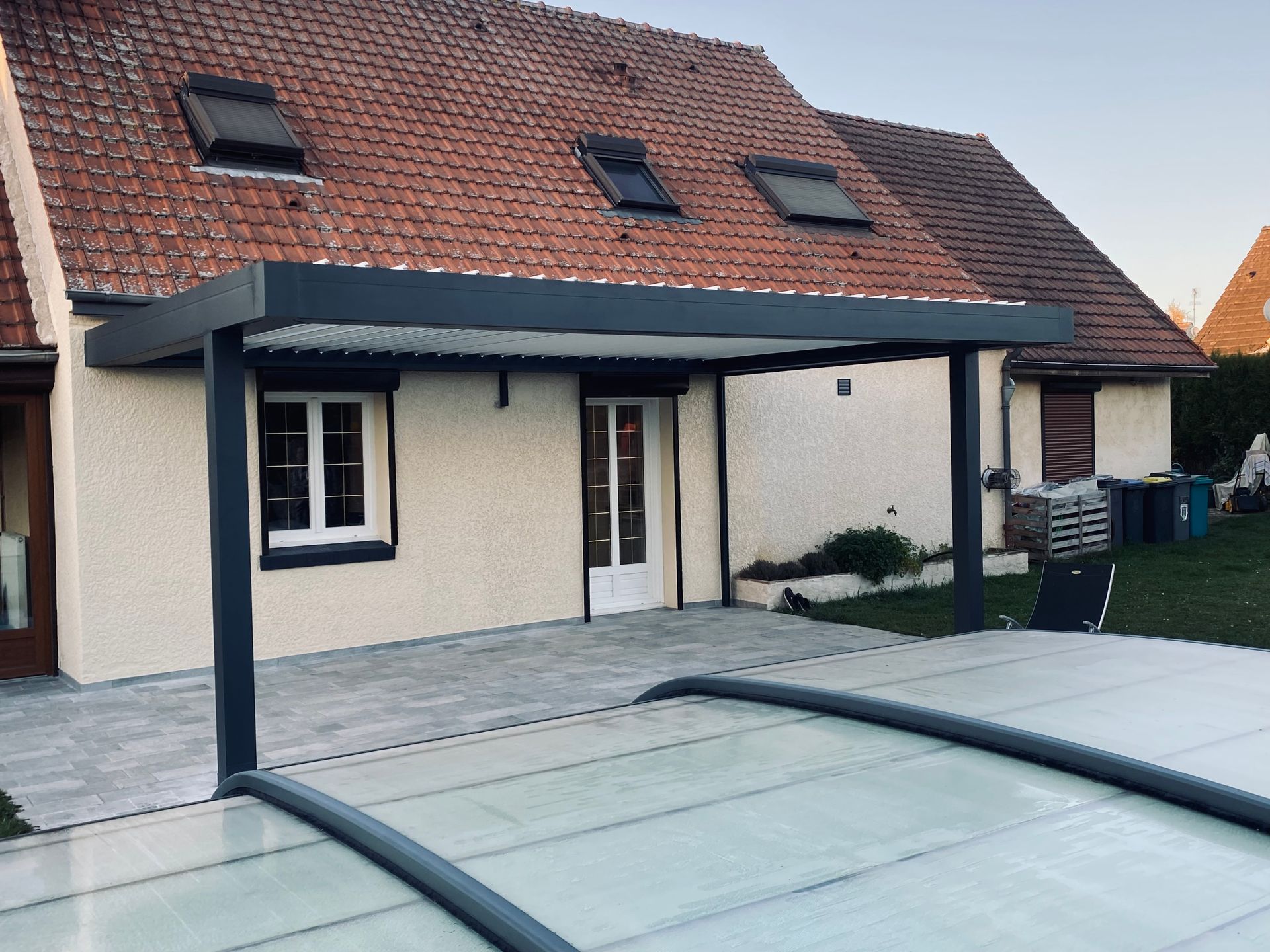 Pergola attenante à une maison avec le toit en tuiles.