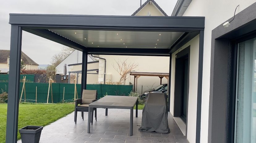 Pergola avec les lames orientables.