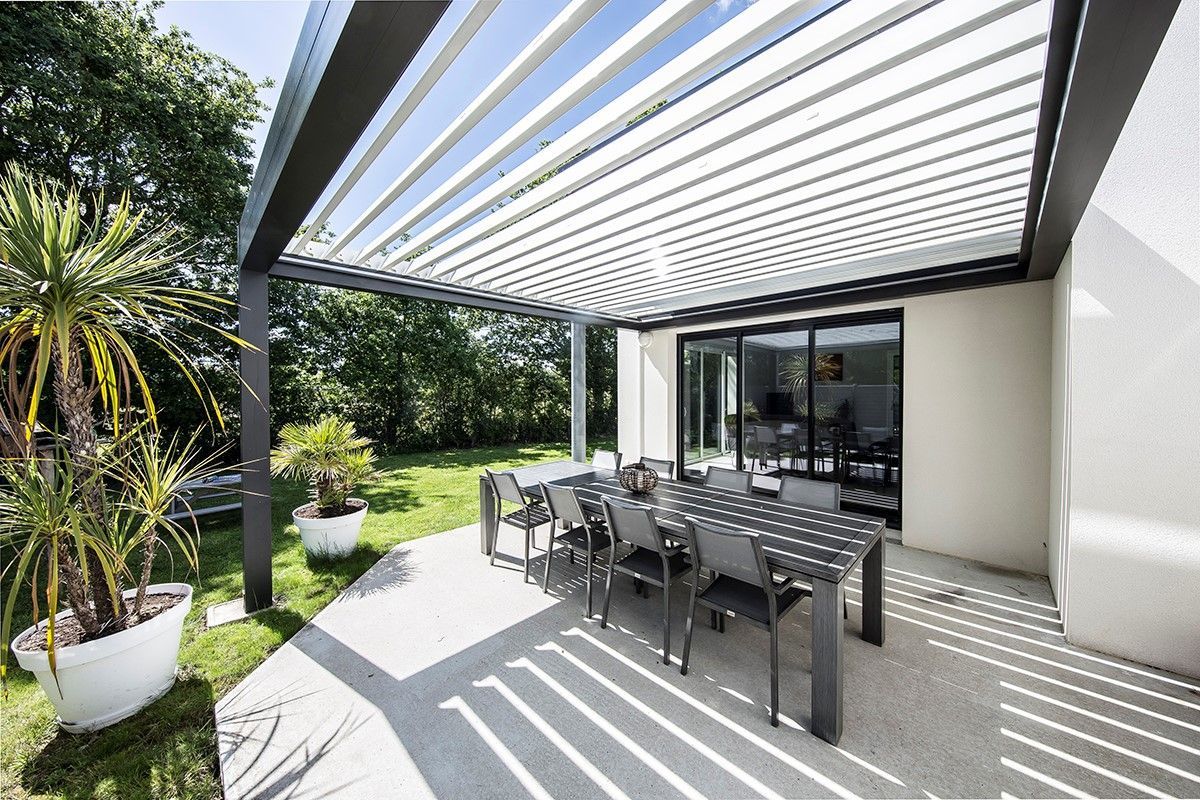 Pergola bioclimatique à lames orientables.