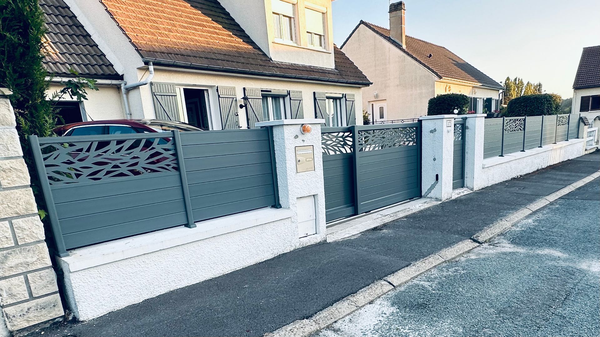 Portail et clôture ajourés.