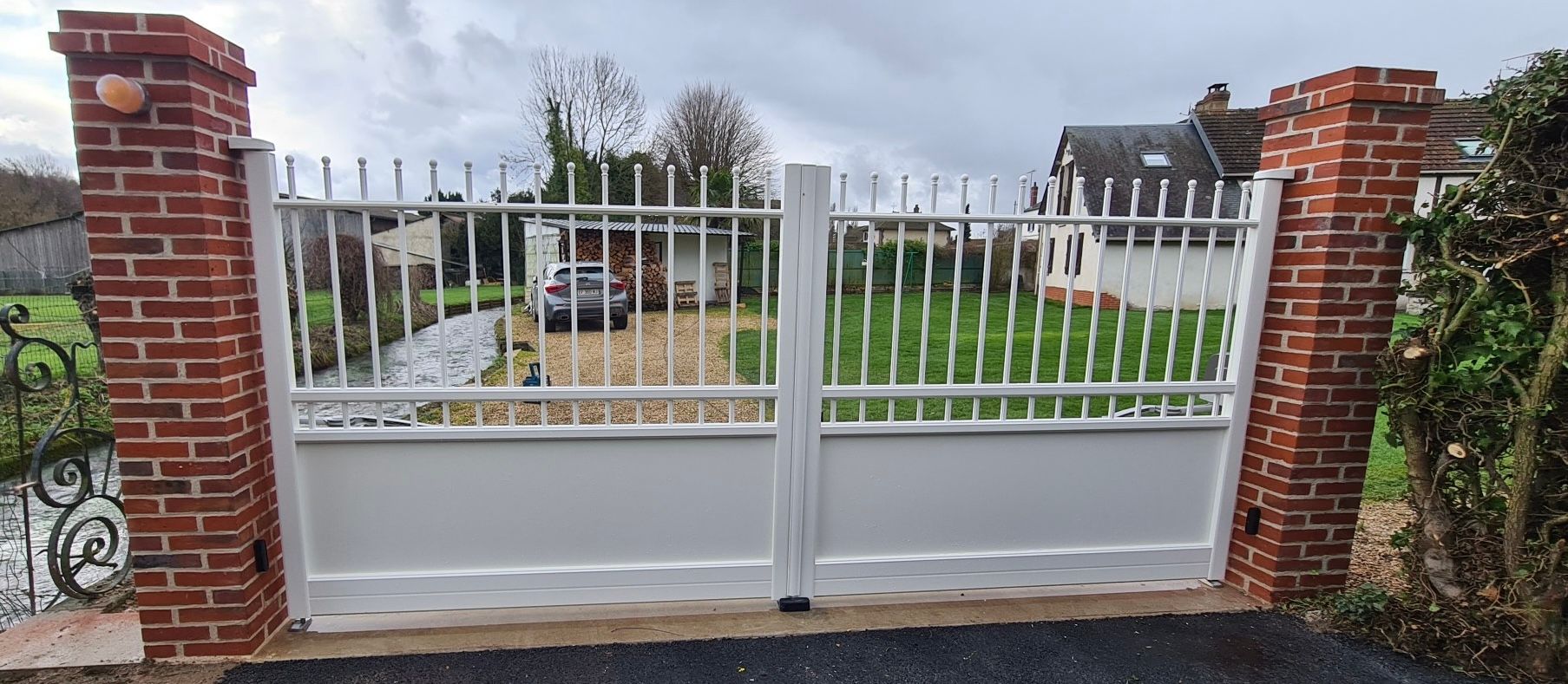 Portail ajouré blanc.