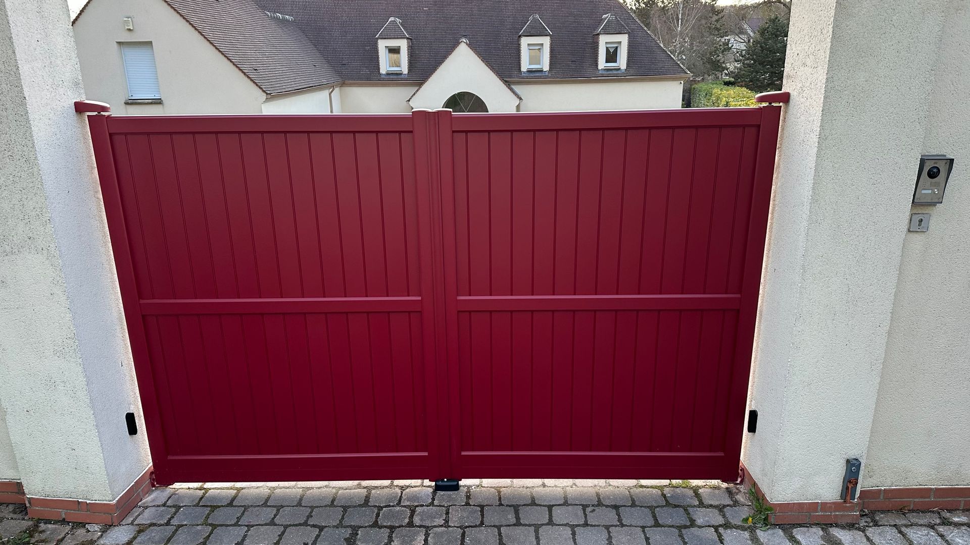 Portail rouge battant plein.