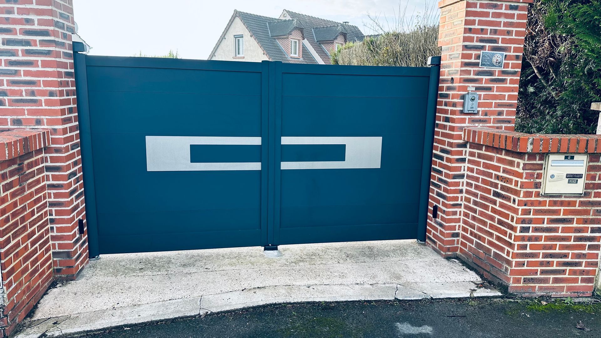 Portail plein battant.