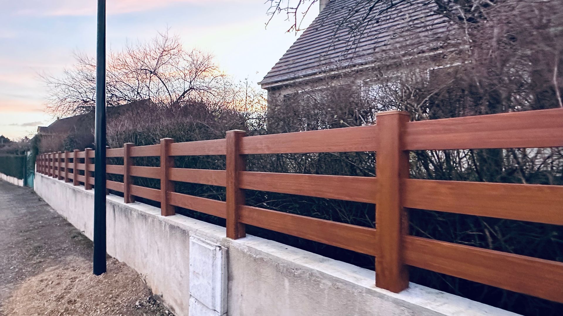 Clôture effet bois.