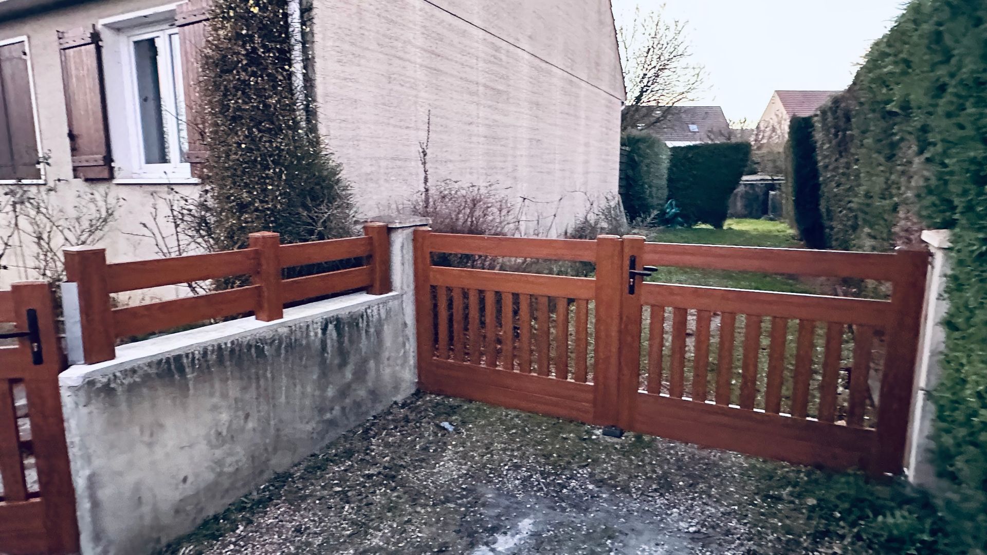 Portail battant avec une clôture accordée.