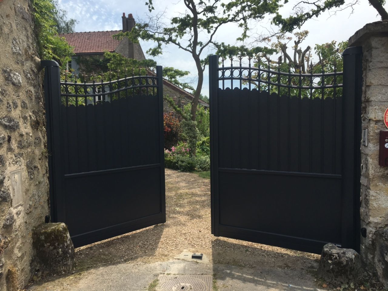 Portail battant entrouvert.