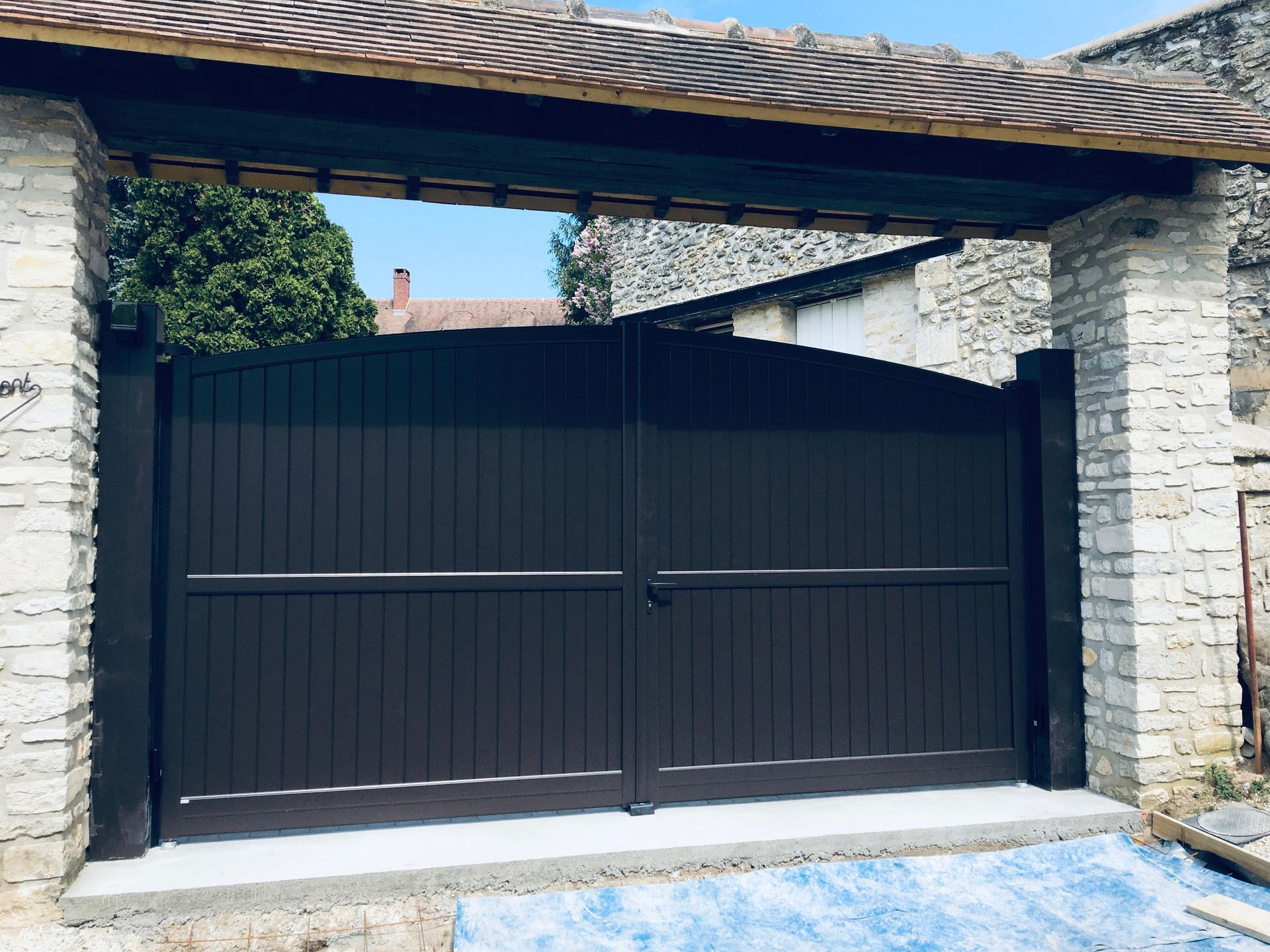 Portail gris anthracite battant.