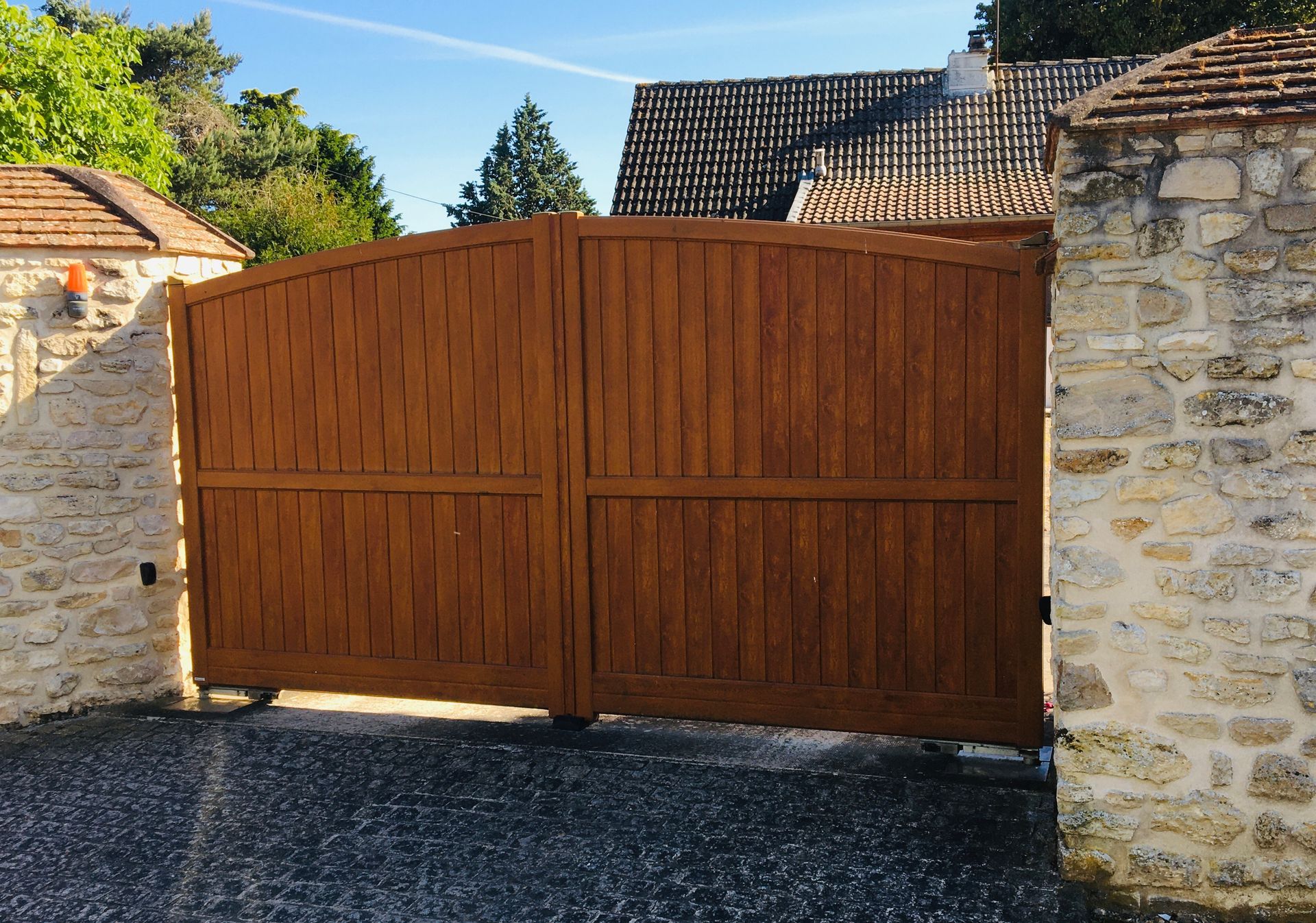 Portail marron arqué.