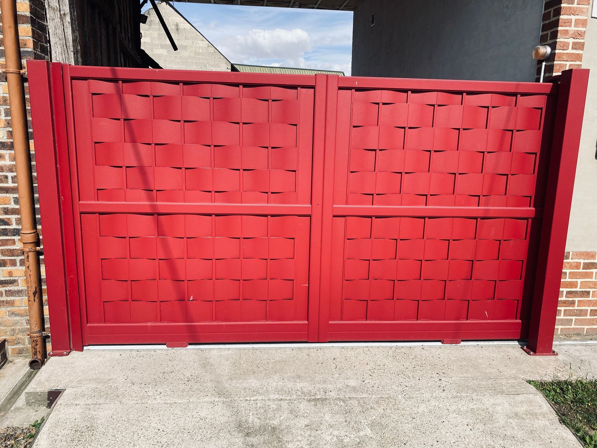 Portail battant rouge plein.