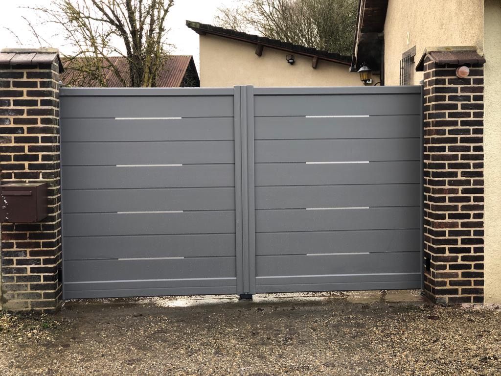 Portail battant droit, remplissage plein.