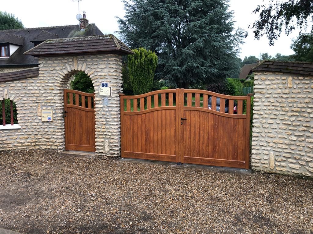 Portail arqué battant.