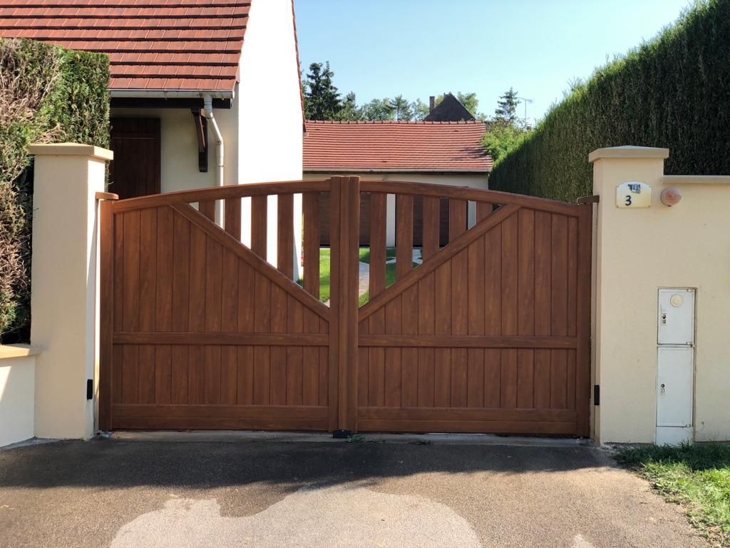 Portail effet bois arqué.