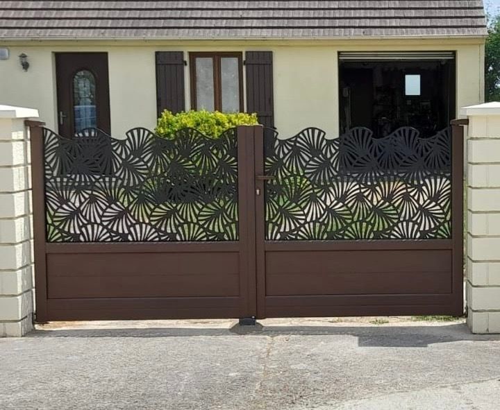 Portail battant ajouré, remplissage mixte.