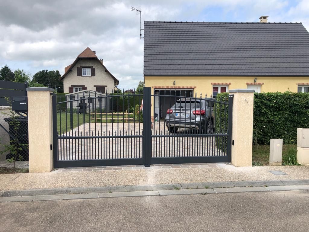 Portail battant en fer forgé.