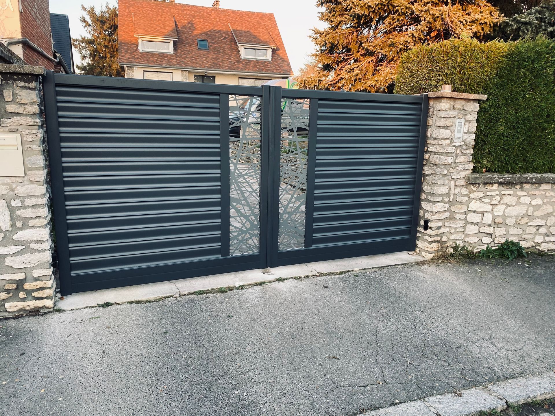 Portail avec une partie ajourée.