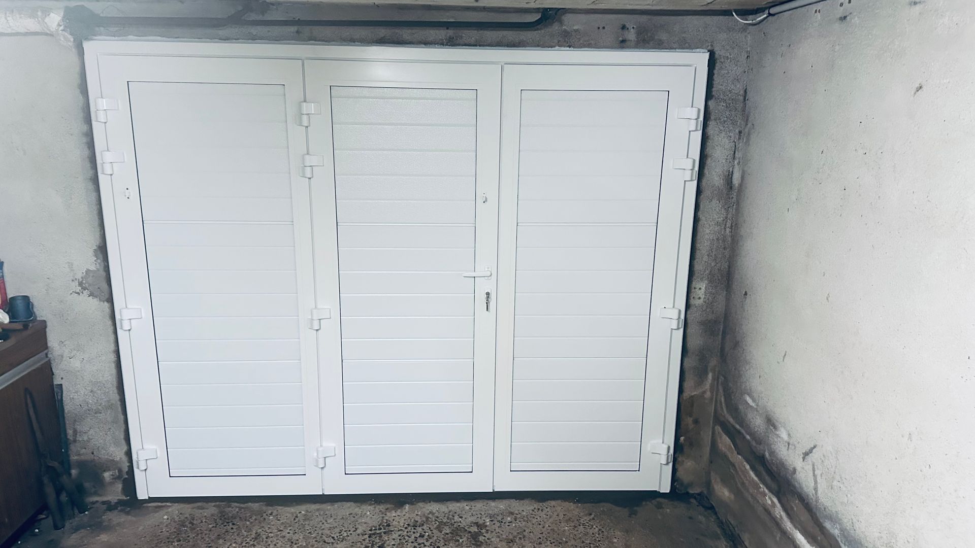 Porte de garage manuelle.