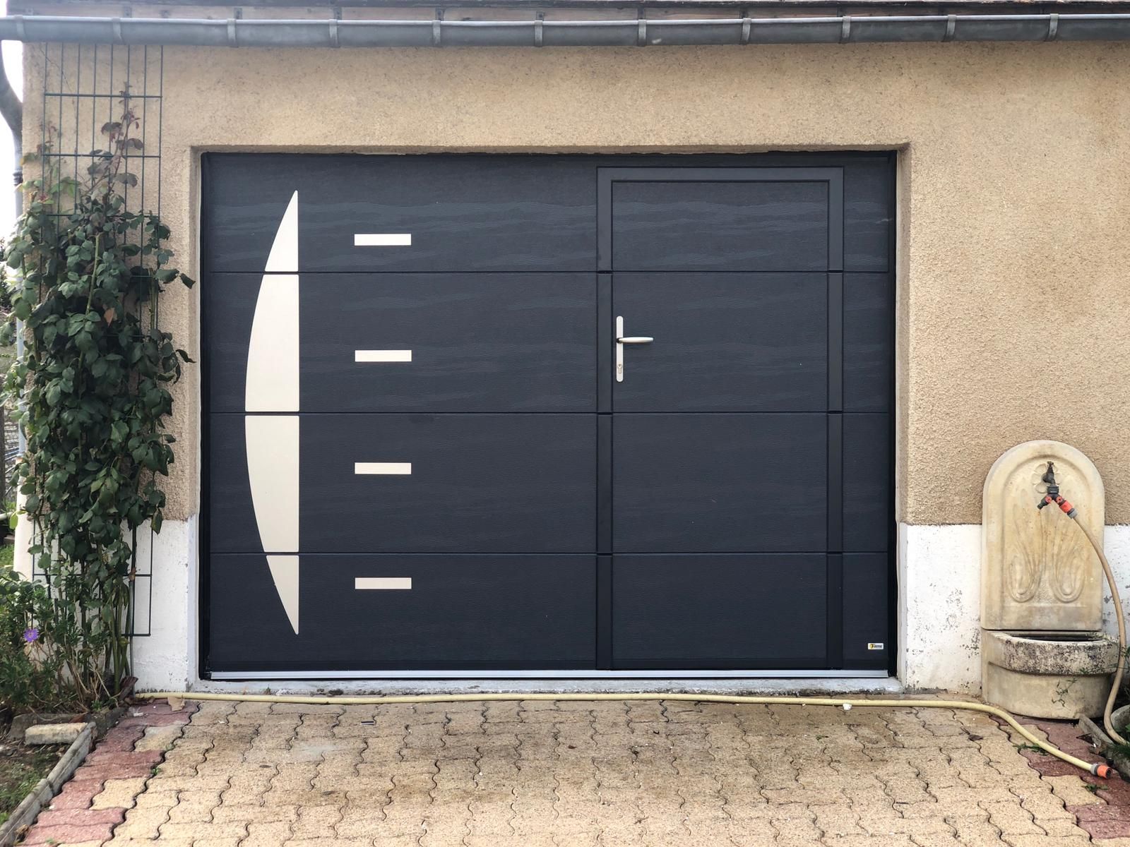 Porte de garage avec un portillon.