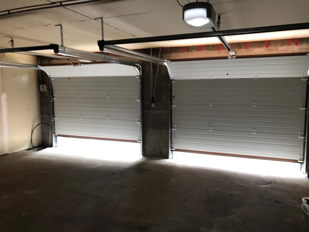 Deux portes de garage sectionnelles, vue de l'intérieur du garage.
