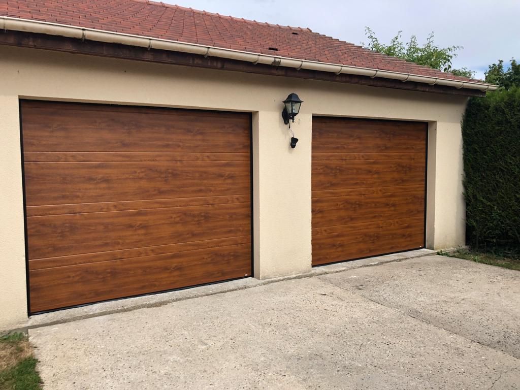 Deux portes de garage enroulables.