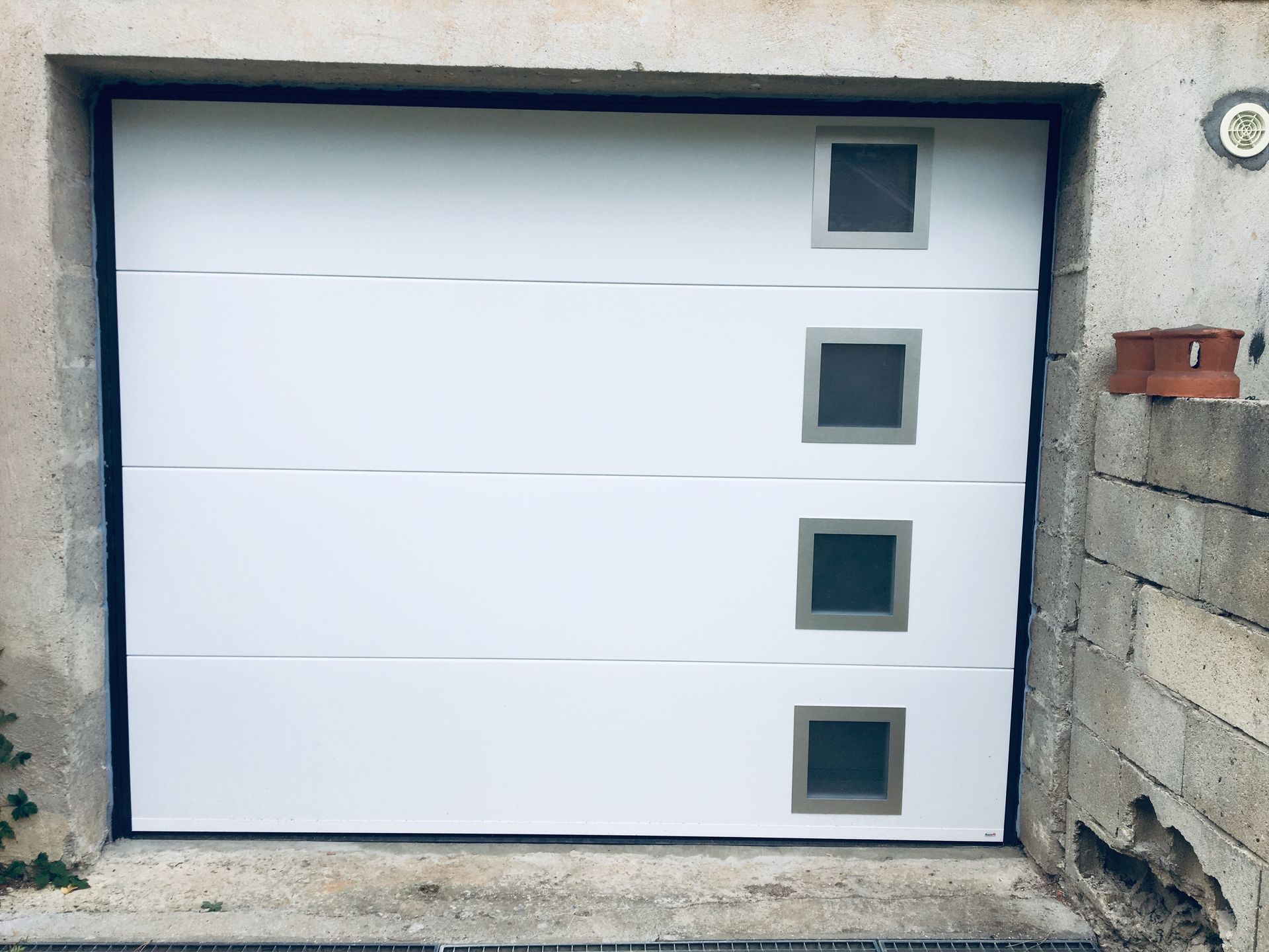 Porte de garage avec vitrage.