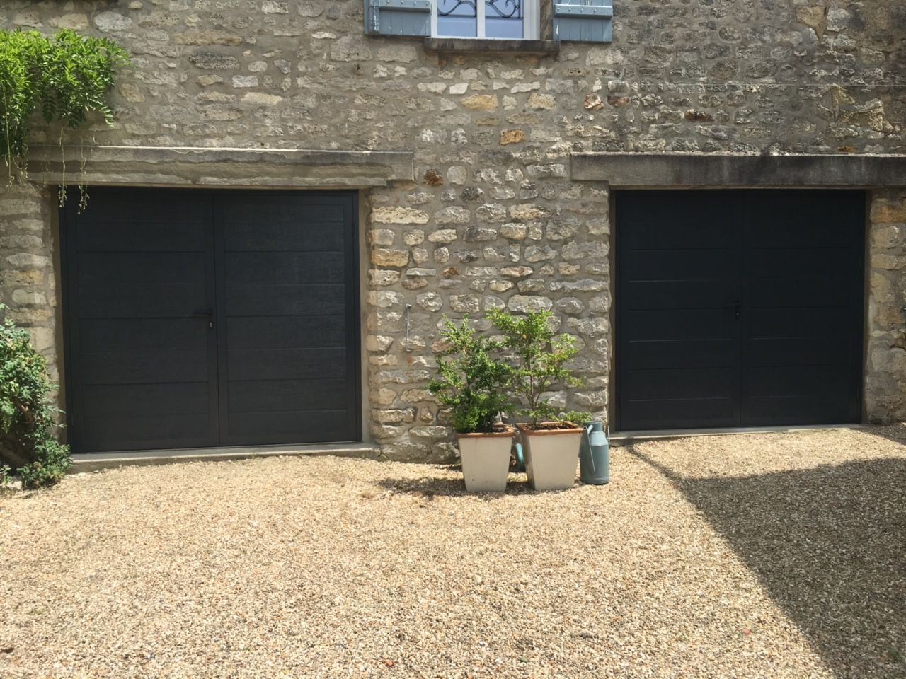 Deux portes de garage battantes.