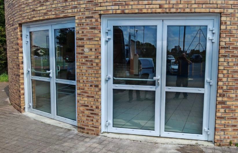 Portes d'entrée d'un local professionnel.