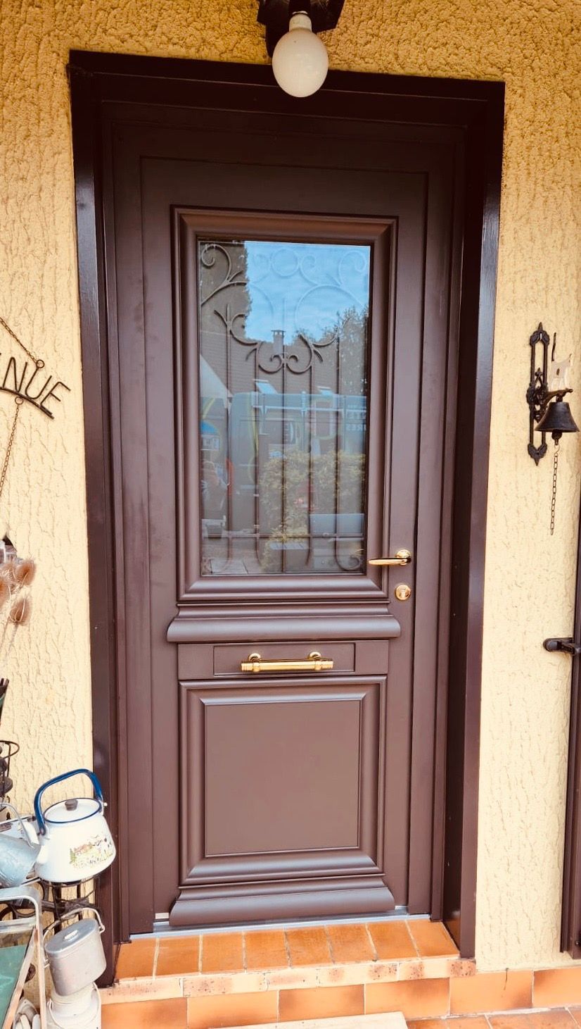 Une porte d'entrée marron.