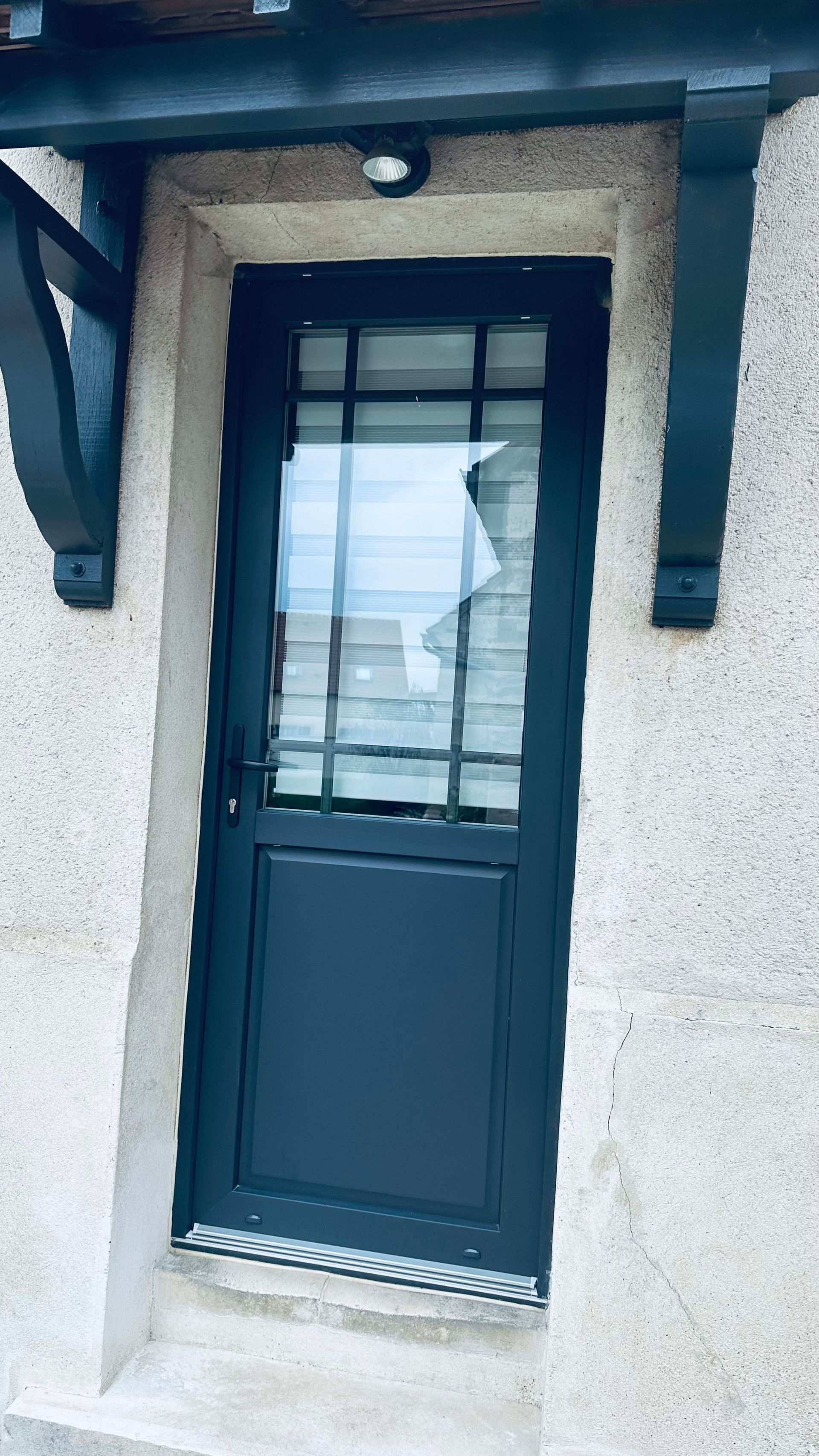 Une porte d'entrée gris foncé.