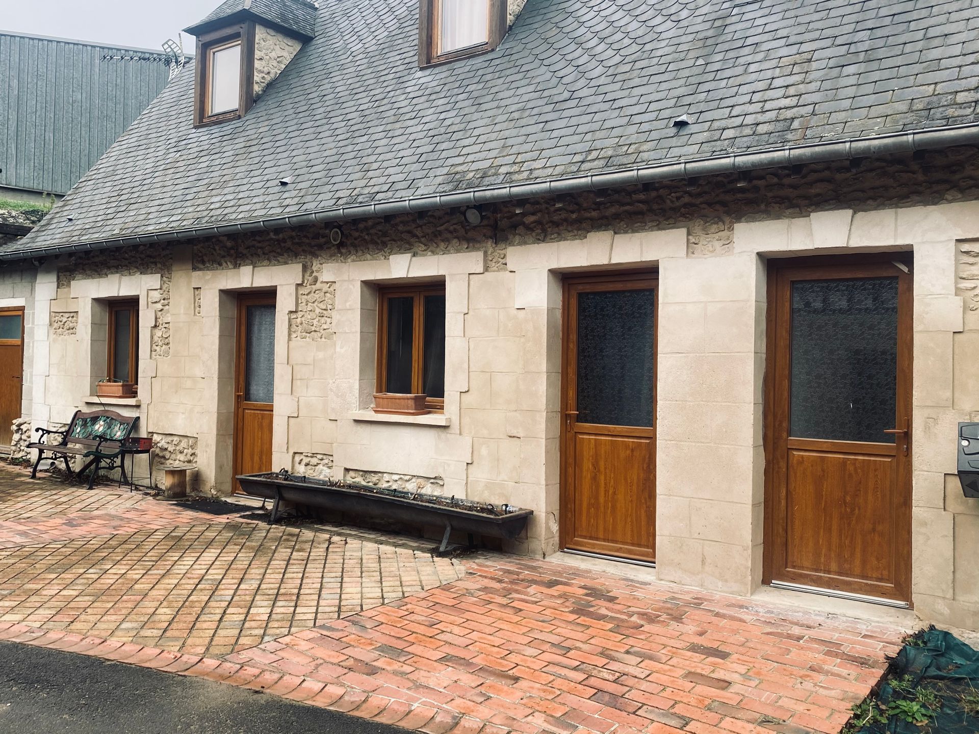 Portes d'entrée dans une maison.