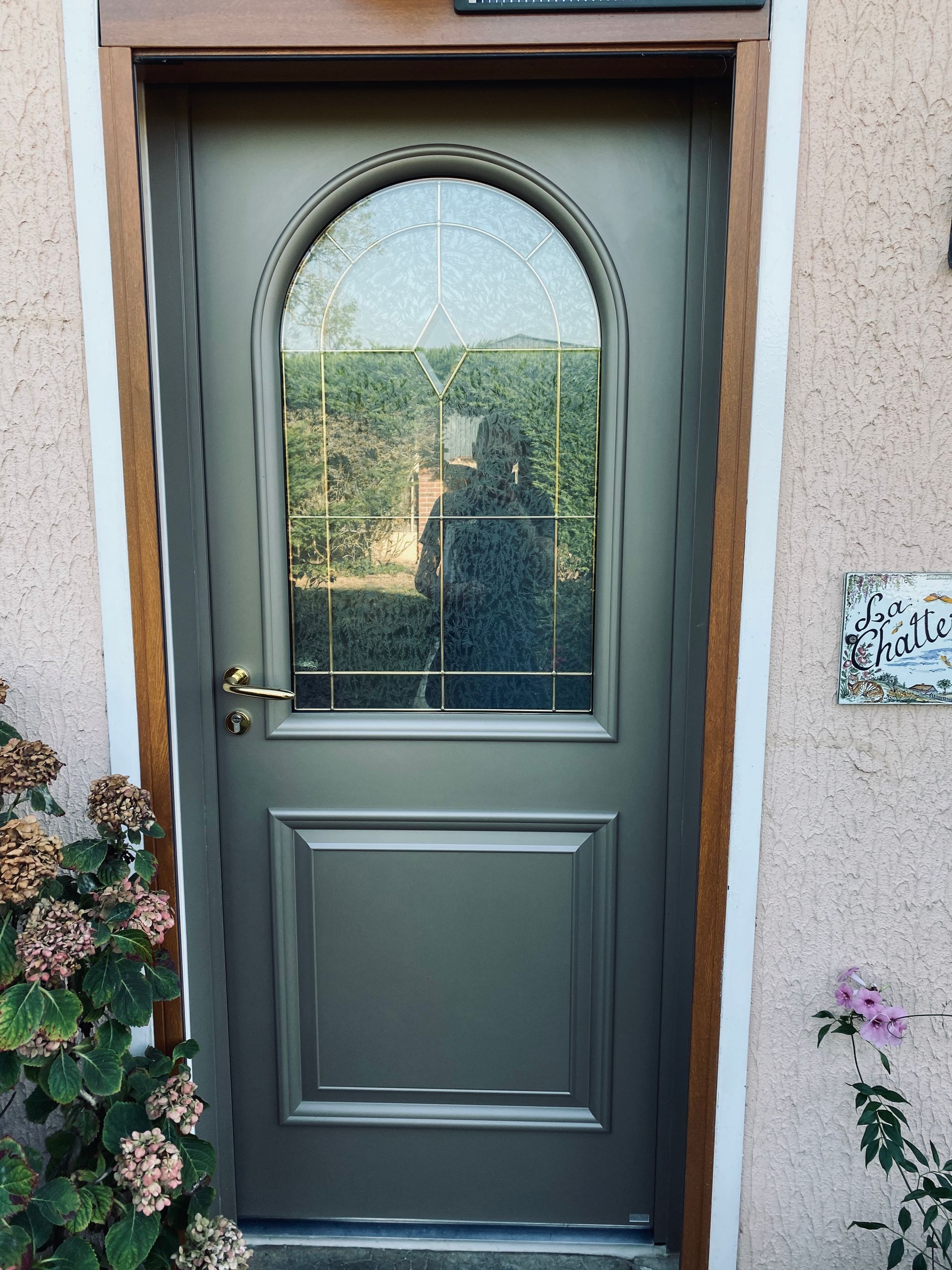 Porte grise dans une maison individuelle.