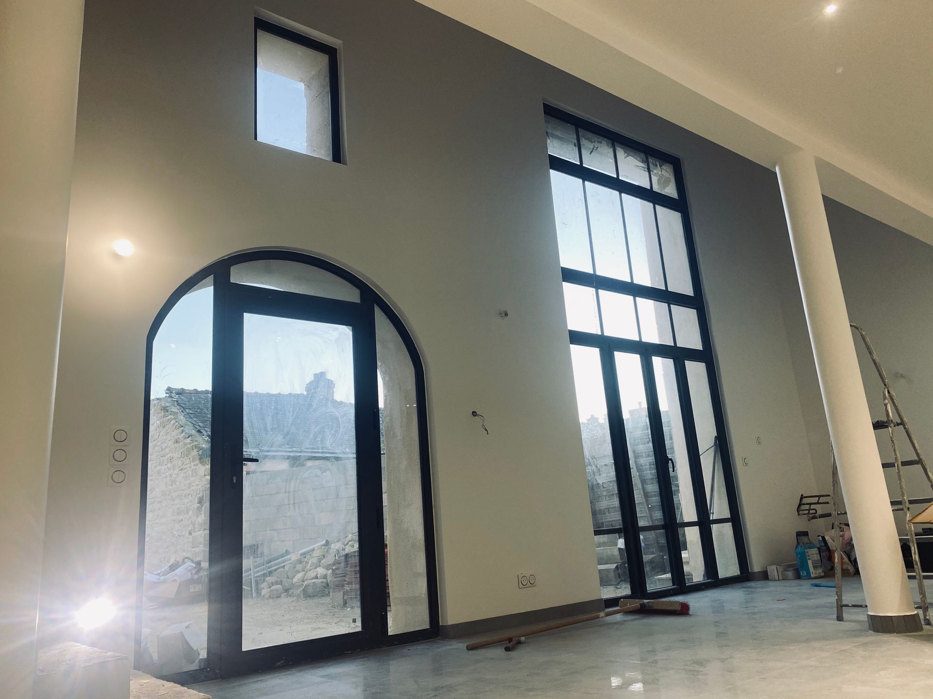 Menuiserie grand format installée dans un bâtiment.