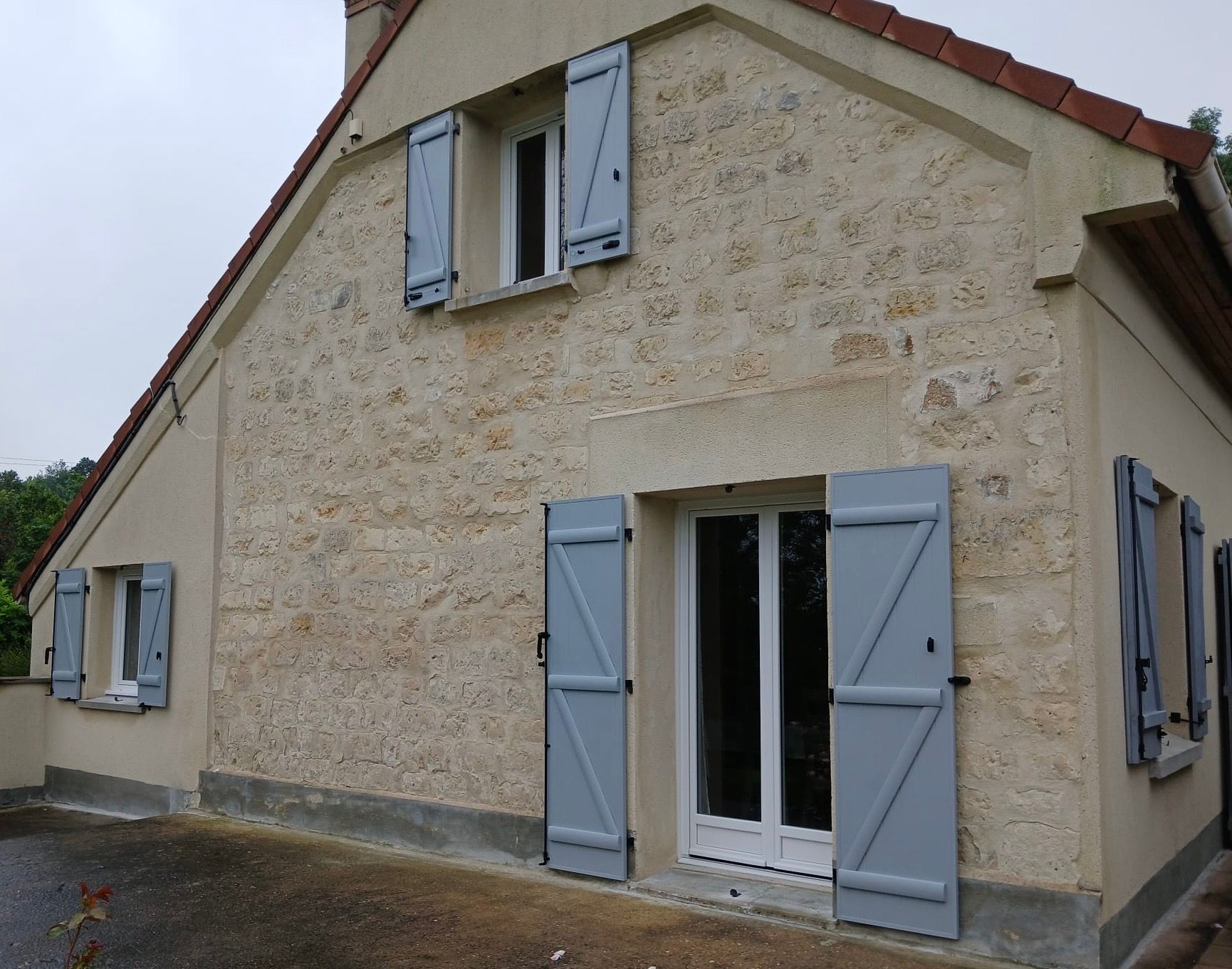 Volets battants bleu ciel.