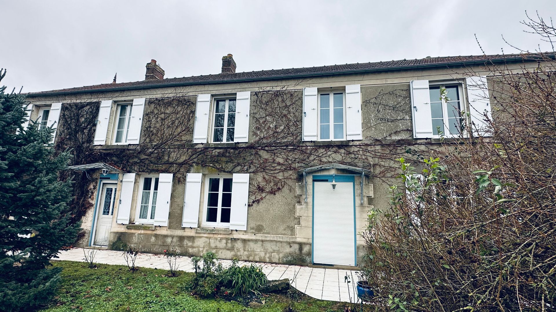 Volets battants blancs installés dans une maison traditionnelle.