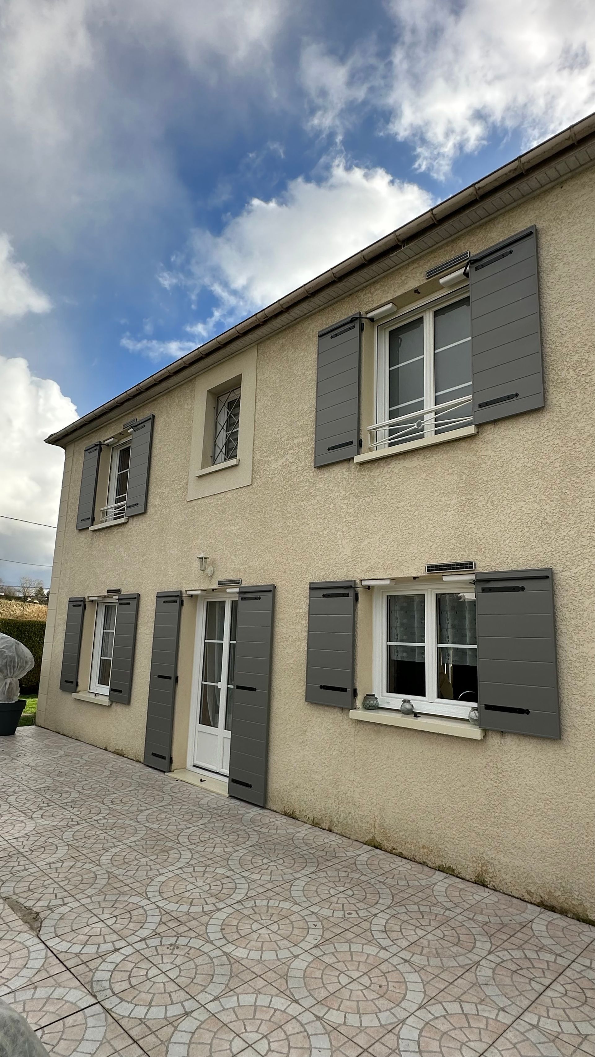 Une maison avec les menuiseries installées.