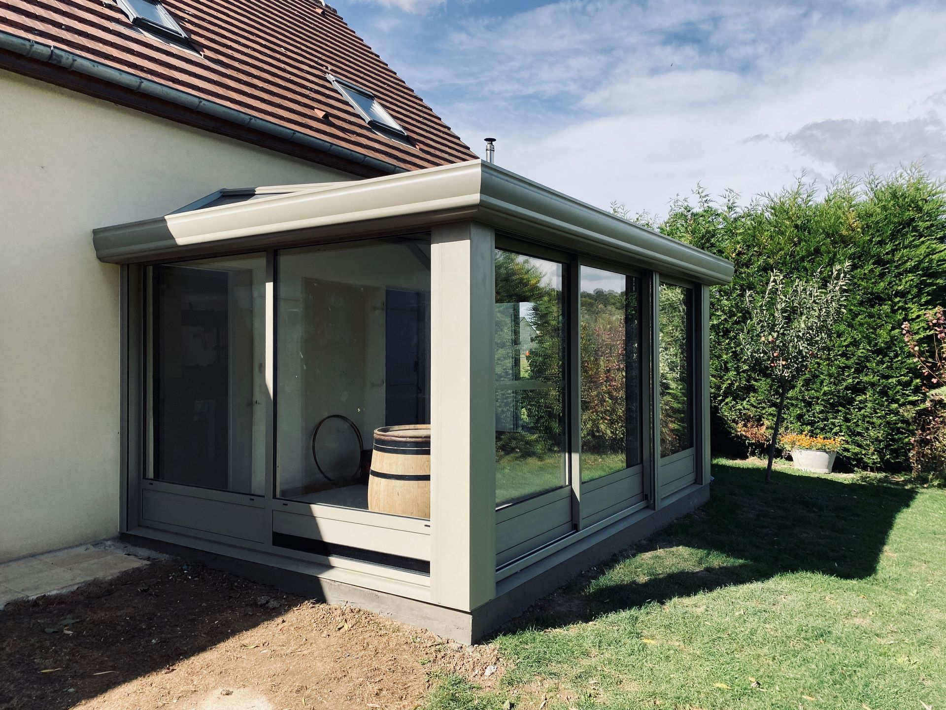 Une véranda de couleur grise, vue sur le côté.